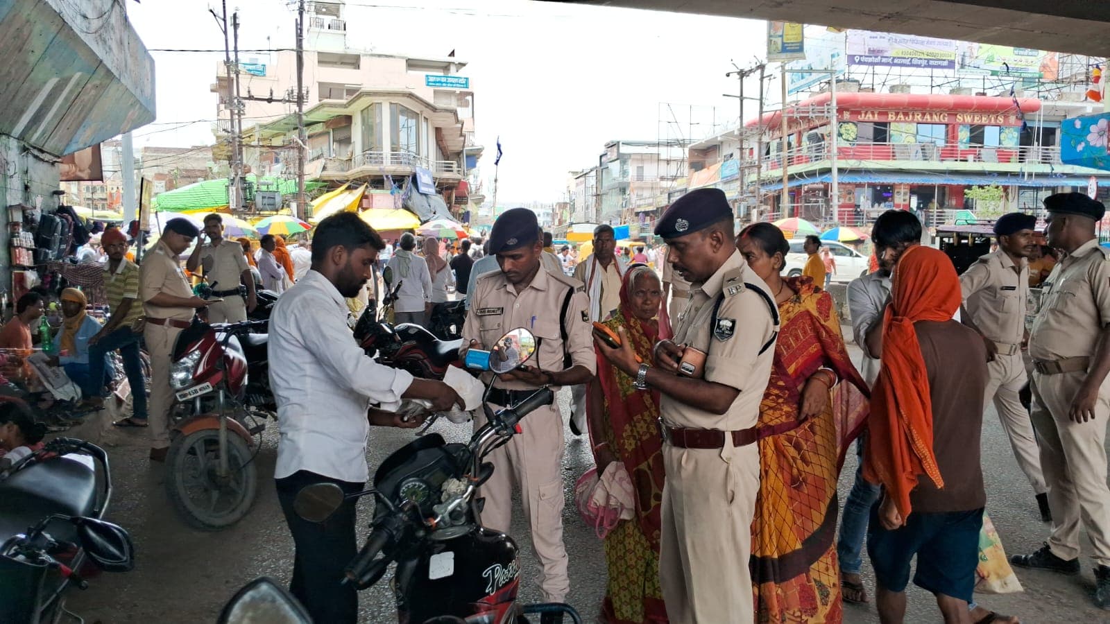 ट्रैफिक नियमों पर सख्ती : कैमूर में एक दिन में काटा गया लाखों का चालान, मोहनिया-भभुआ में ताबड़तोड़ कार्रवाई; नियम तोड़ने वालों की जेब हुई ढीली