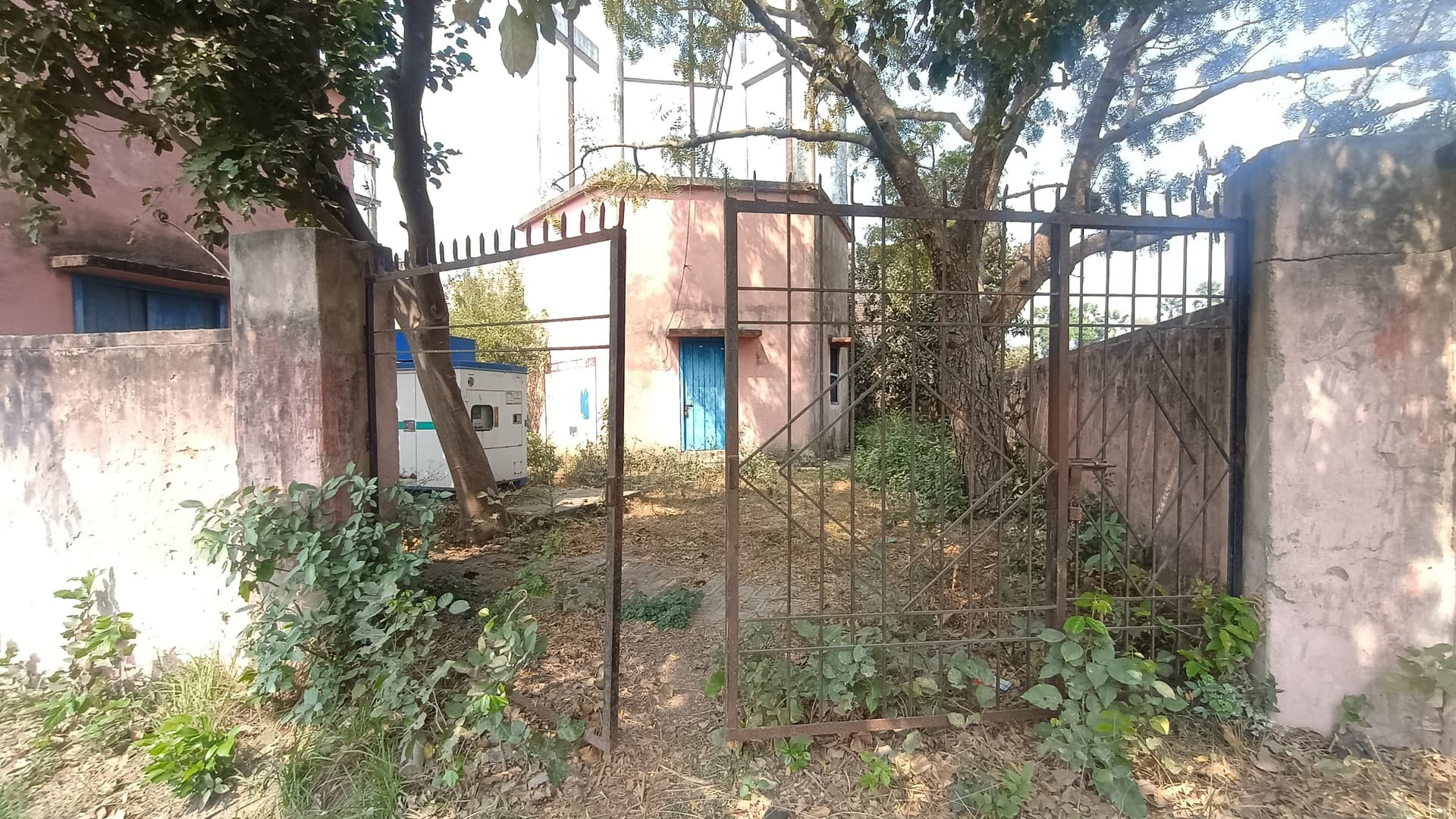 सारण में वर्षों से बंद पड़ी नल-जल योजना की जल मीनार, नगरवासियों में आक्रोश; प्रशासनिक लापरवाही पर उठे सवाल