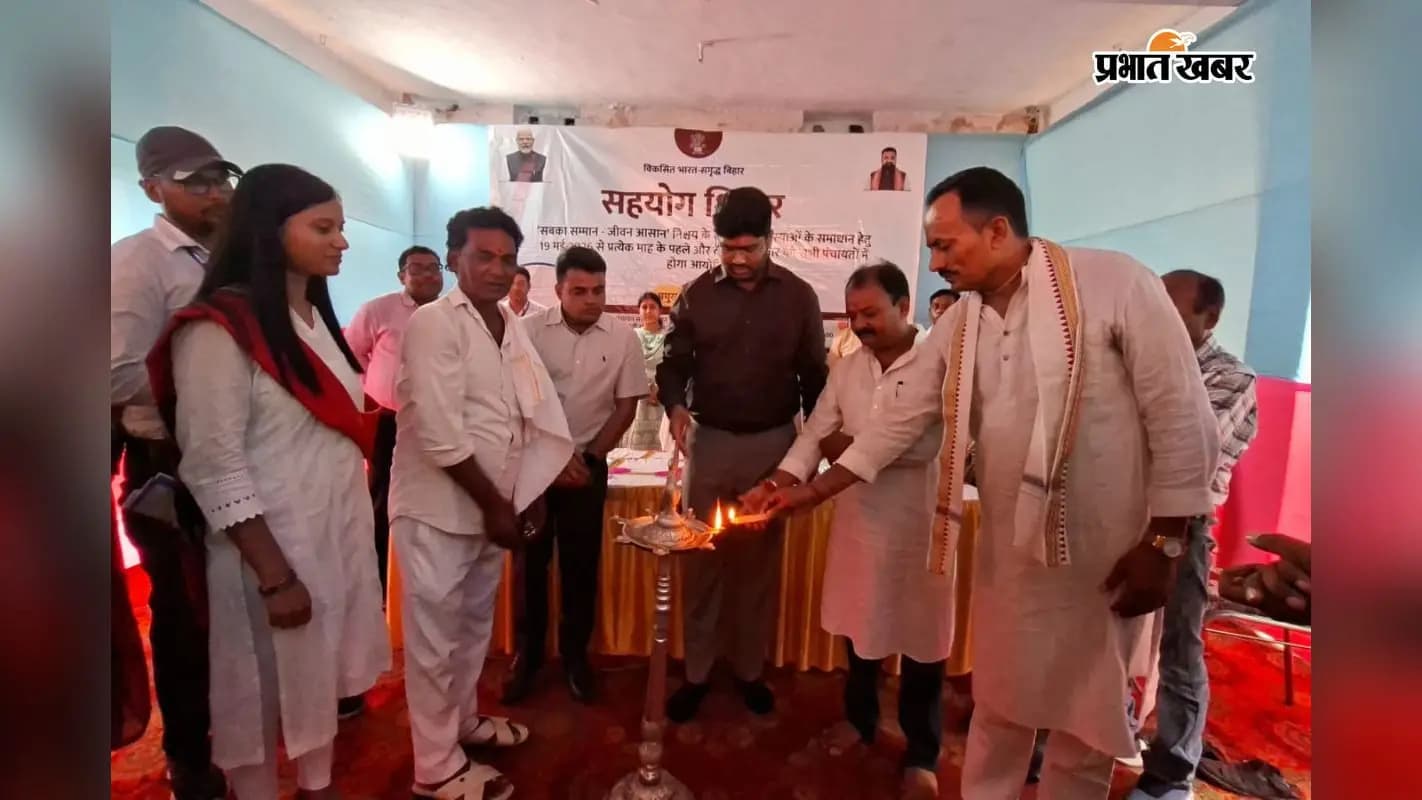 सहयोग शिविर का दीप प्रज्वलित कर उद्घाटन करते जिला अधिकारी निखिल धनराज निपनिकर