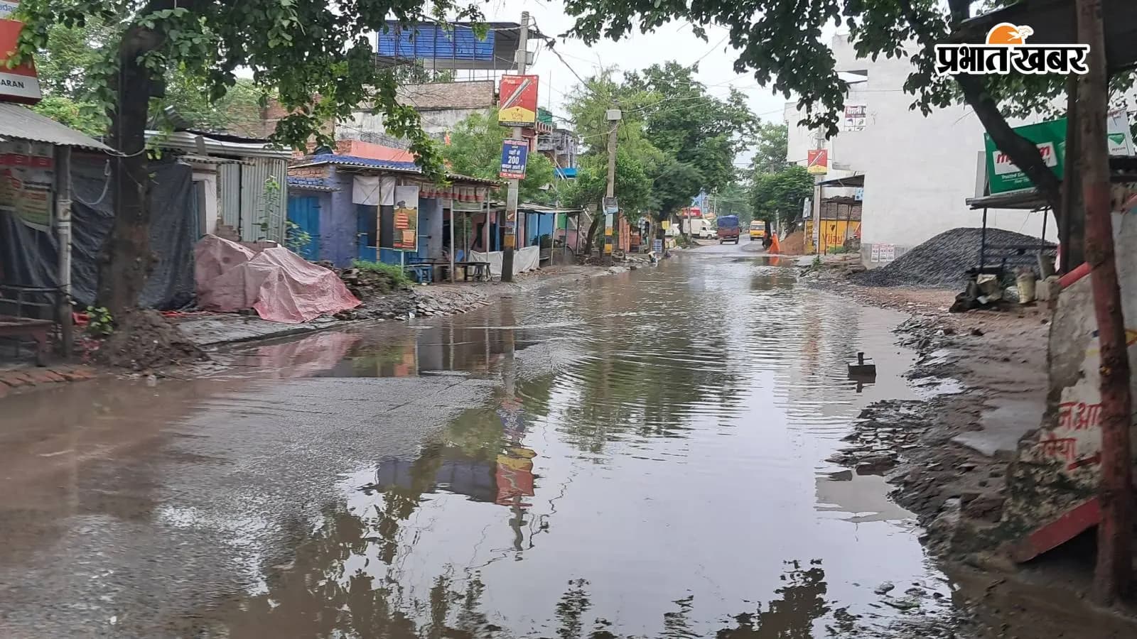 अमनौर मुख्य सड़क पर लगा बारिश का पानी