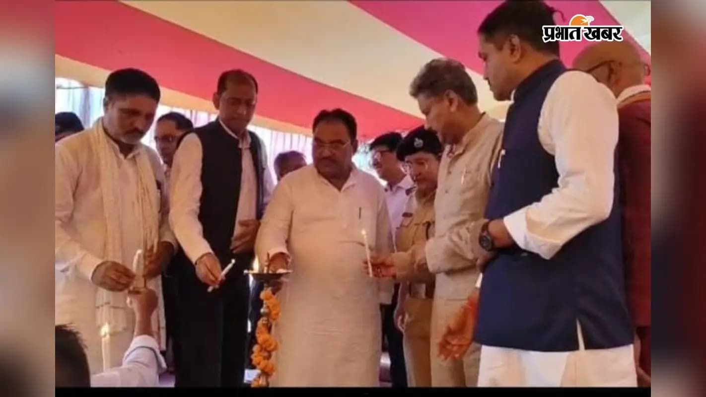 दीप प्रज्वलित कर शिविर का उद्घाटन करते जिला प्रभारी मंत्री सुनील कुमार सहित अन्य 
