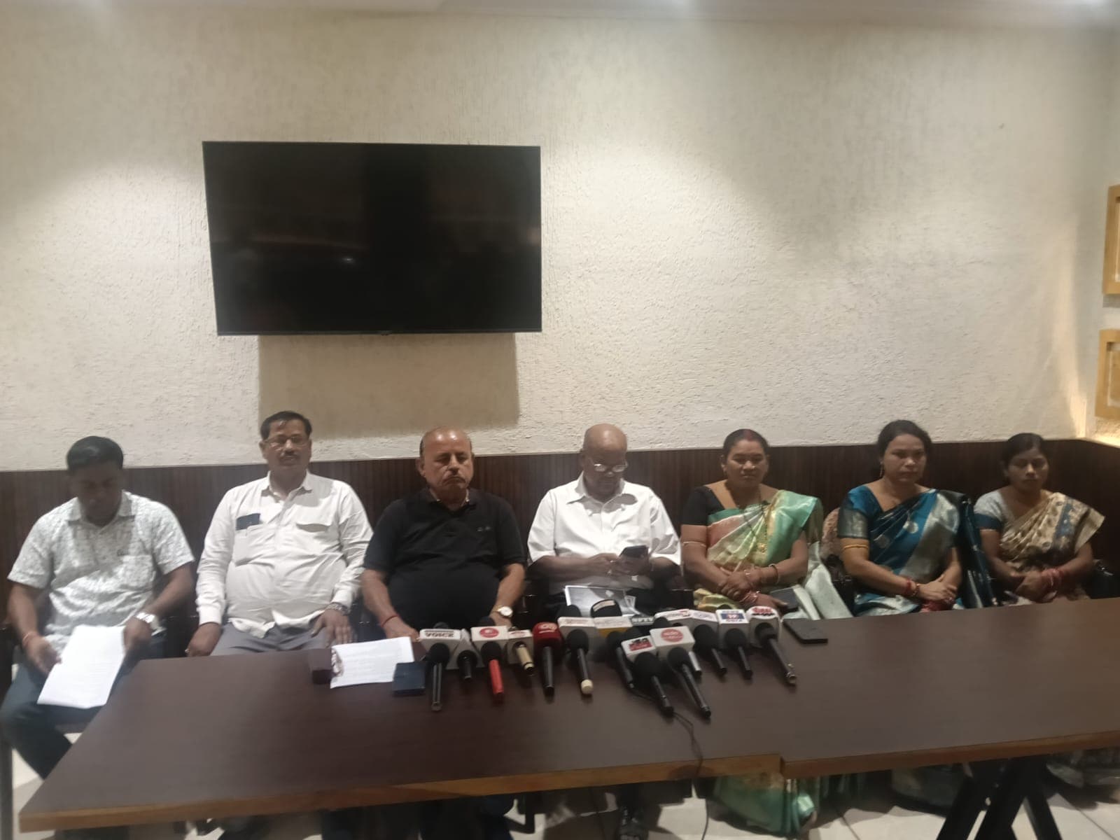 बाइक पर ले शव ले जाने की घटना को लेकर बीजद ने विधायक और प्रशासन को घेरा
