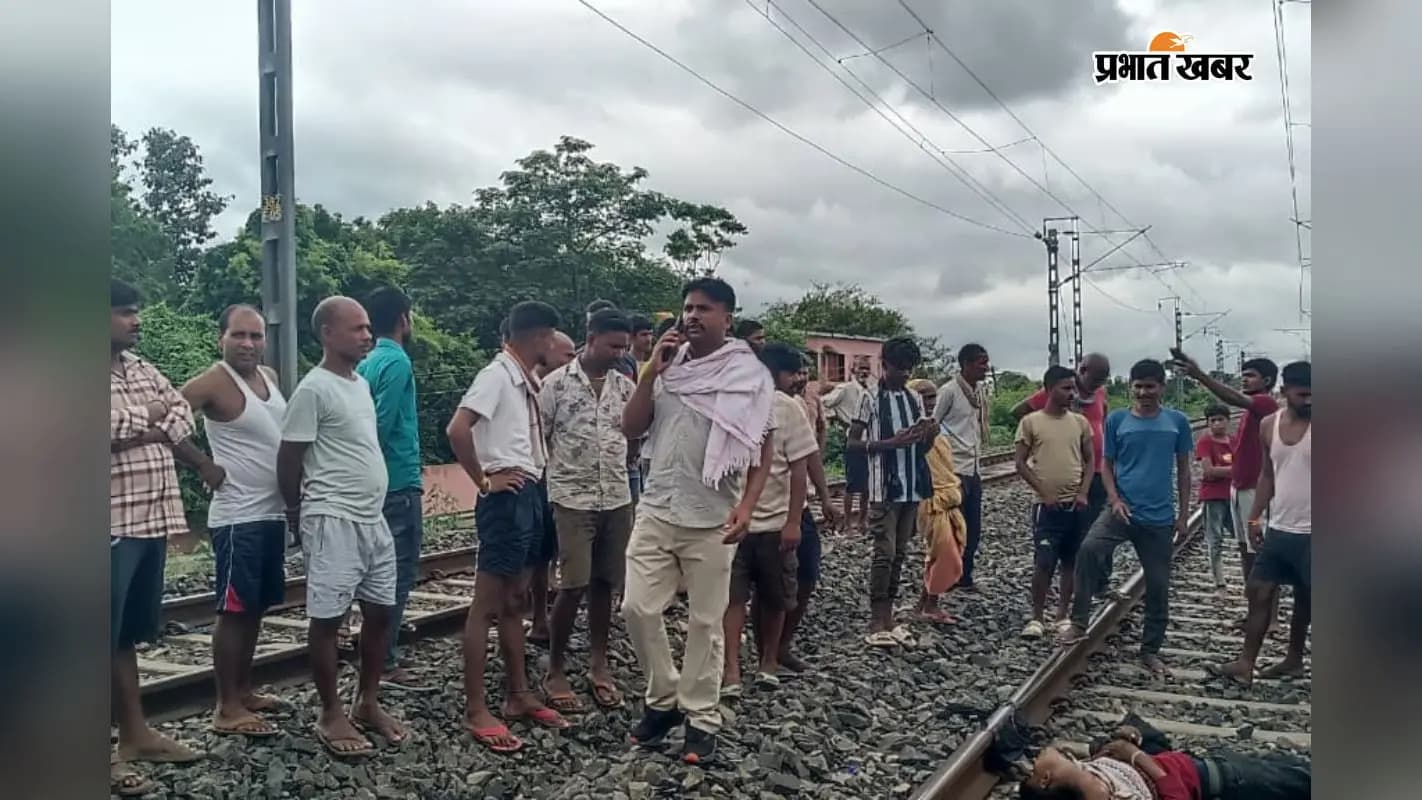 शव को देखने के लिए रेलवे ट्रैक पर जुटे लोगों की भीड़ 