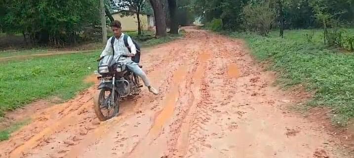 फोटो है : मिट्टी-मोरम सड़क निर्माण में अनियमितता, ग्रामीणों ने बीडीओ को सौंपा आवेदन