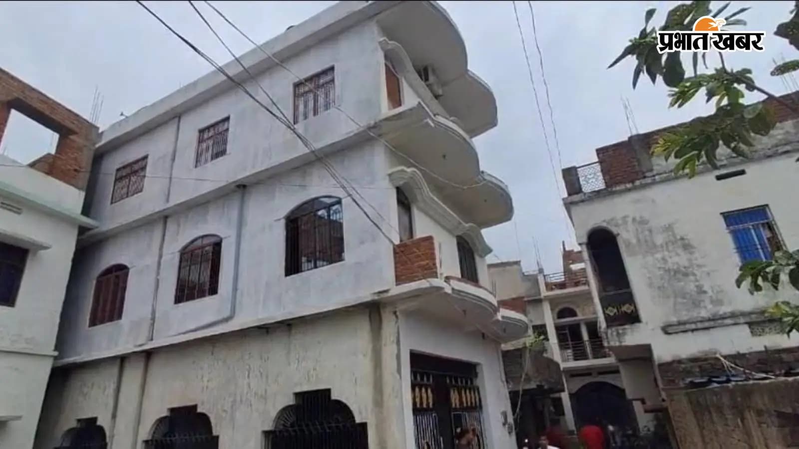 साधु चौक के पास छापेमारी के बाद एजेंट प्रदीप सिंह के आवास पर पसरा सन्नाटा