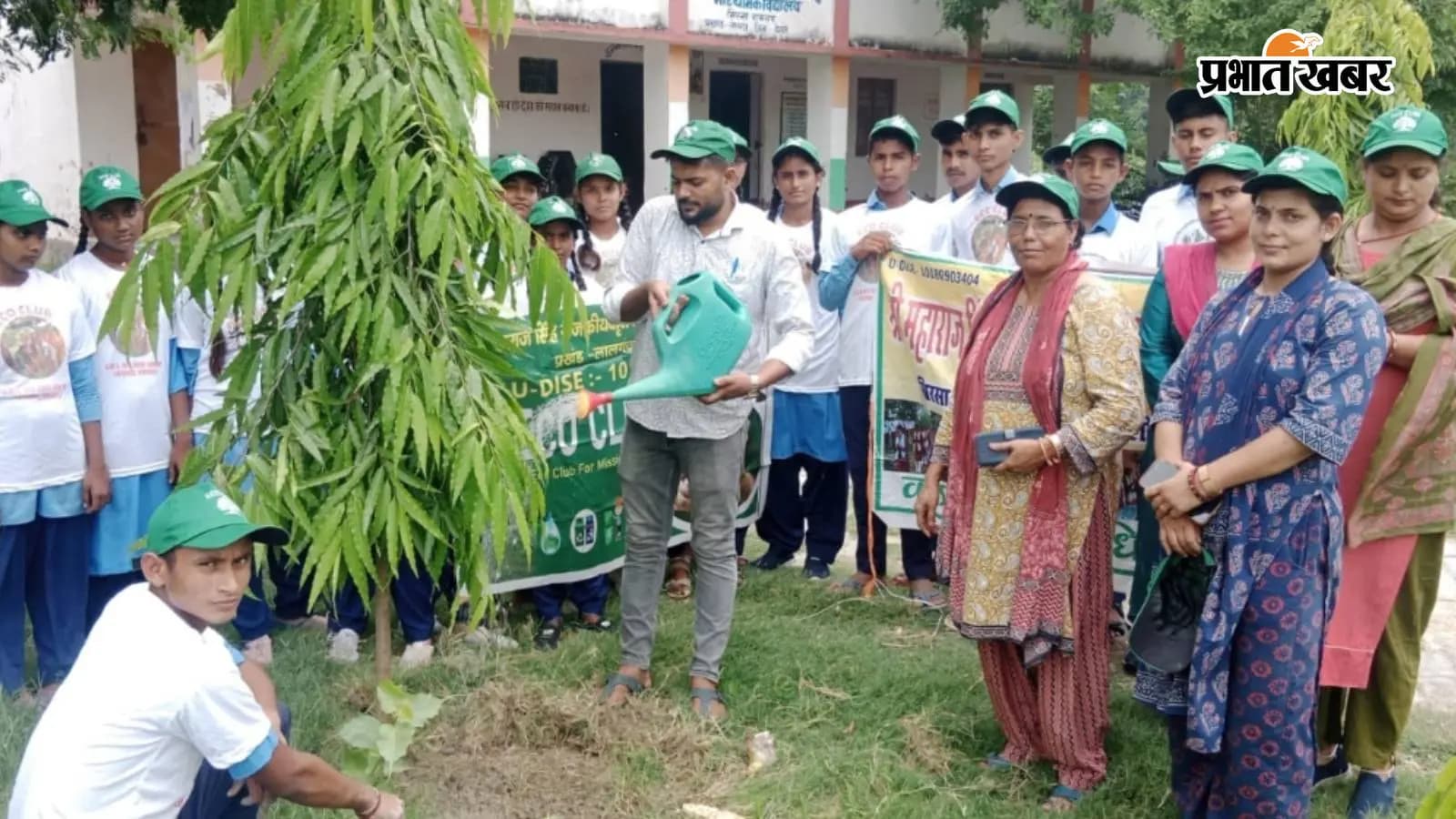 पौधारोपण कार्यक्रम में छात्रों के साथ पौधा लगातीं प्राचार्या शोभा कुमारी। पौधारोपण कार्यक्रम में छात्रों के साथ पौधा लगातीं प्राचार्या शोभा कुमारी।