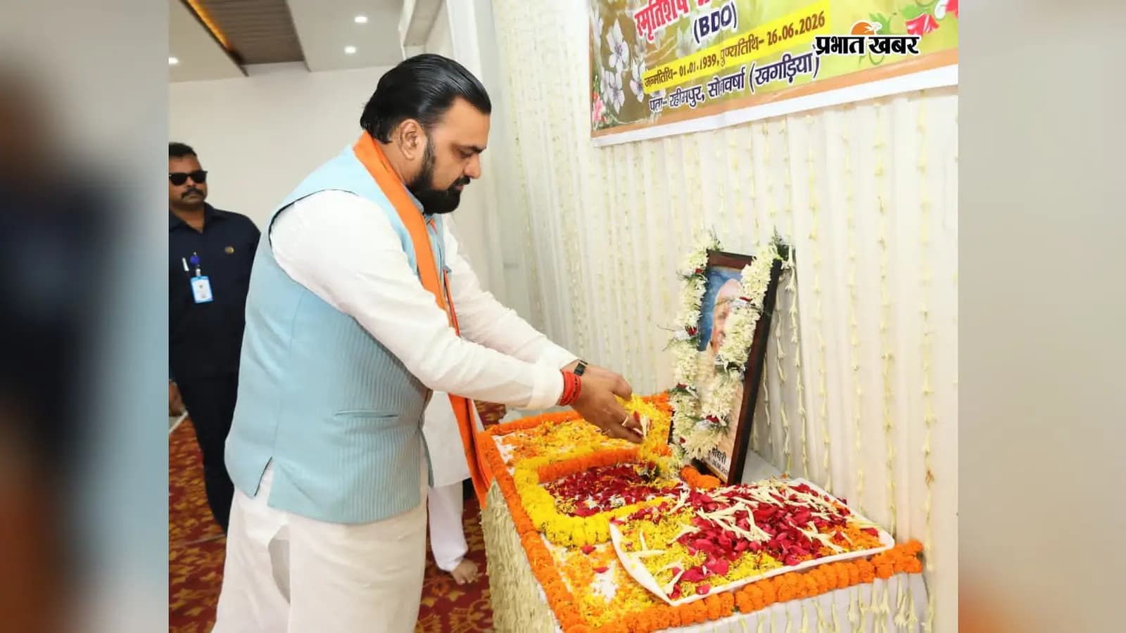 श्रद्धांजलि देते मुख्यमंत्री सम्राट चौधरी. 