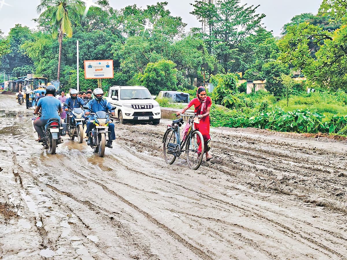 Rourkela News: राउरकेला-बंड़ामुंडा मुख्य मार्ग कीचड़ में हुआ तब्दील, फिसलन ने बढ़ाया जोखिम