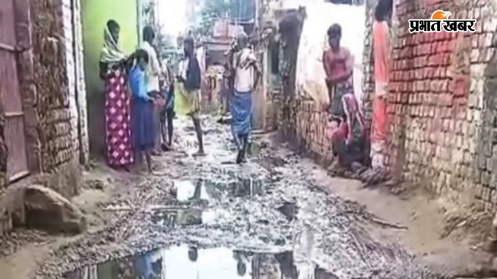 अंबेडकर नगर में बदहाल सड़क और जाम नाले से लोगों की बढ़ी परेशानी