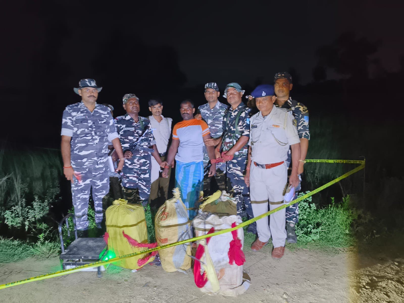 भारत-नेपाल सीमा पर एसएसबी और पुलिस की बड़ी कार्रवाई, 75 किलो गांजा बरामद
