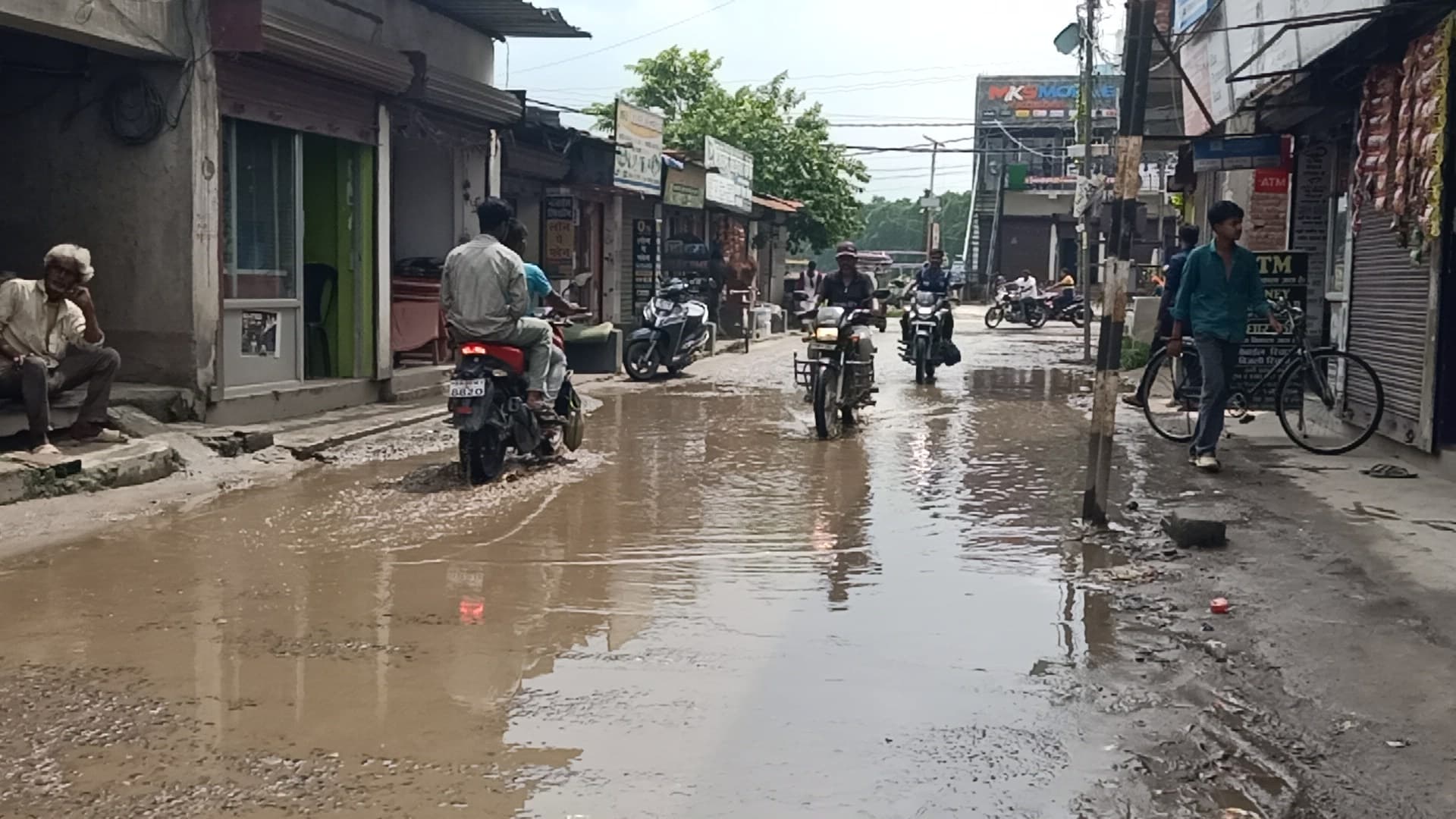 कॉलेज चौक सड़क मार्ग पर जलजमाव से बढ़ी परेशानी, राहगीरों और दुकानदारों का जनजीवन प्रभावित