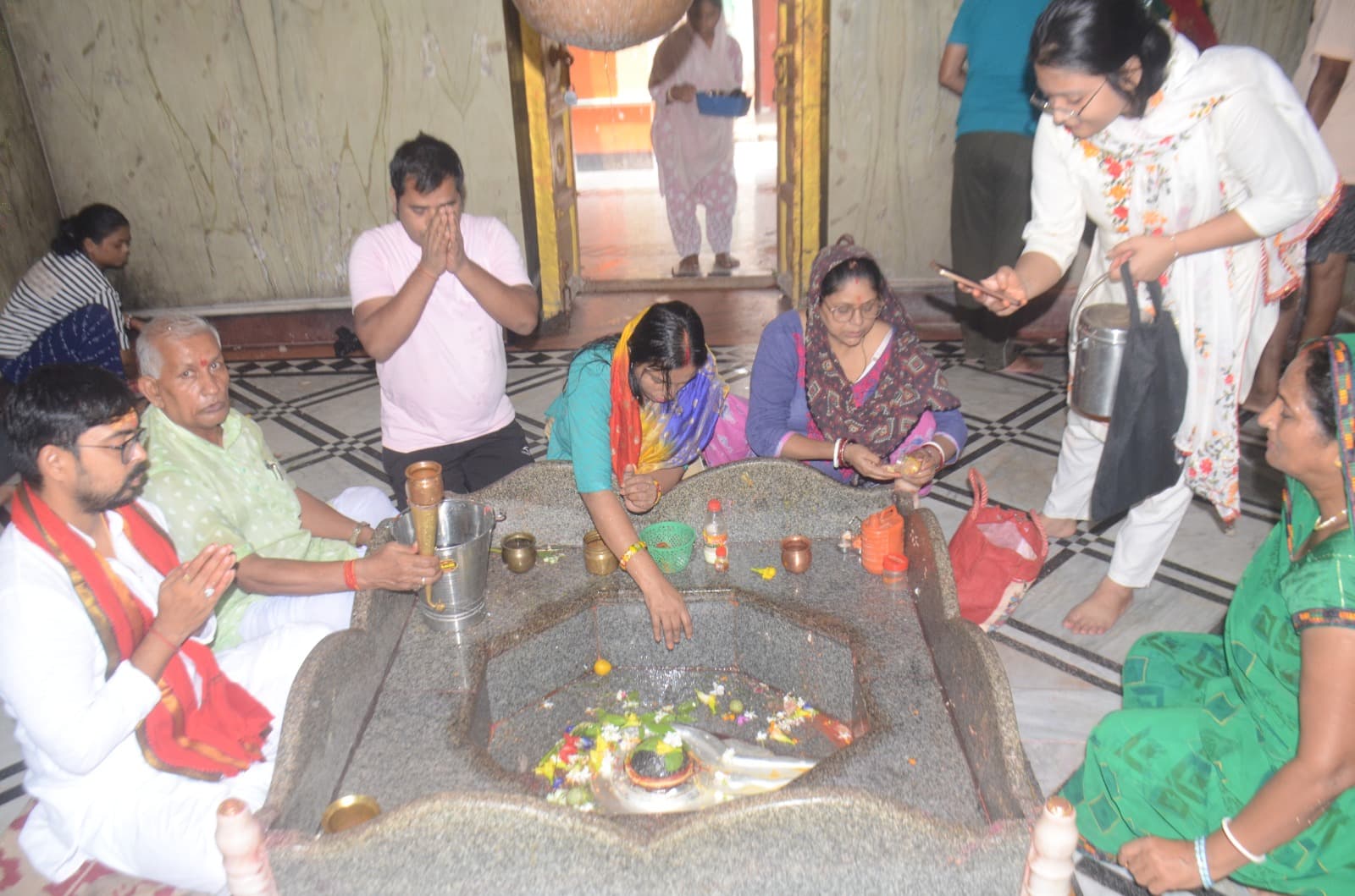 बाबा बूढ़ानाथ मंदिर : गंगाजल, पंचामृत, फूल और फल से किया गया भगवान शिव का विशेष अभिषेक
