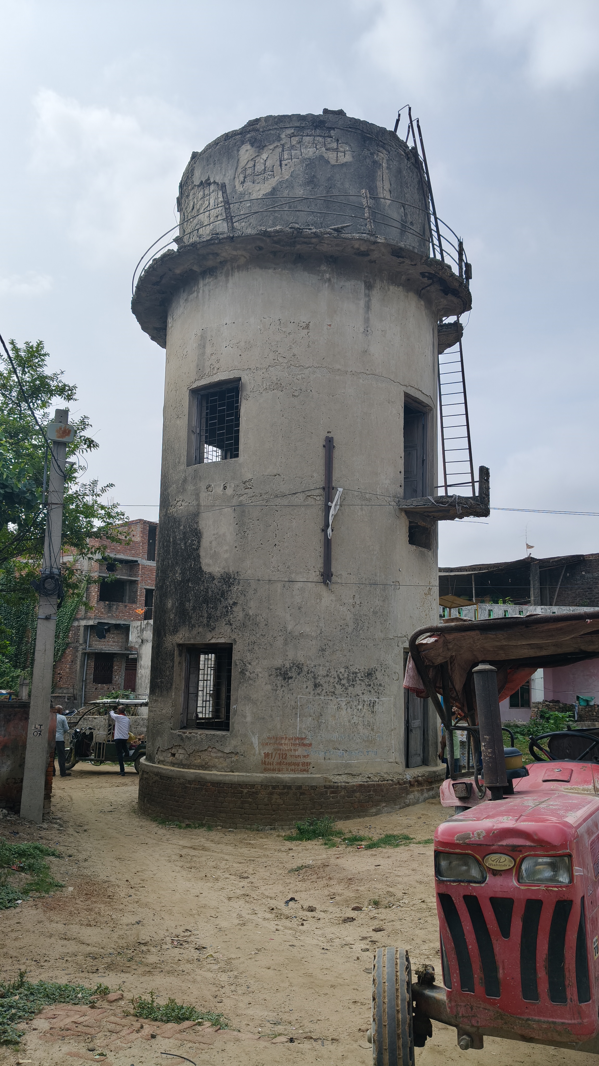 नरकटियागंज में मौत बनकर खड़ी है 52 साल पुरानी पानी टंकी, कभी भी हो सकता है भीषण हादसा