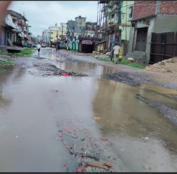 15 साल से बदहाल जैन धर्मशाला-चांदनी चौक सड़क, मरम्मत की मांग लेकर डीएम के पास पहुंचे लोग