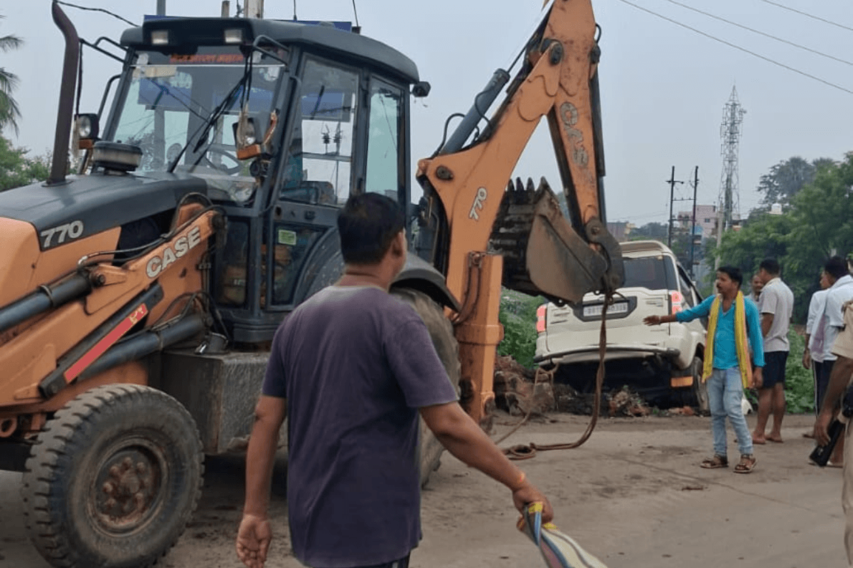 जेसीबी की मदद से गाड़ी को निकलते हुए.