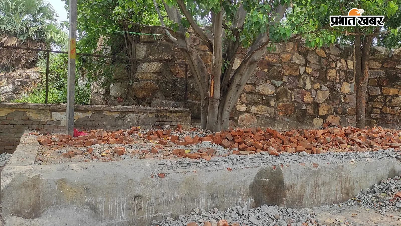 प्रतिबंधित क्षेत्र में चबूतरा निर्माण पर रहस्य गहराया, नगर परिषद ने झाड़ा पल्ला