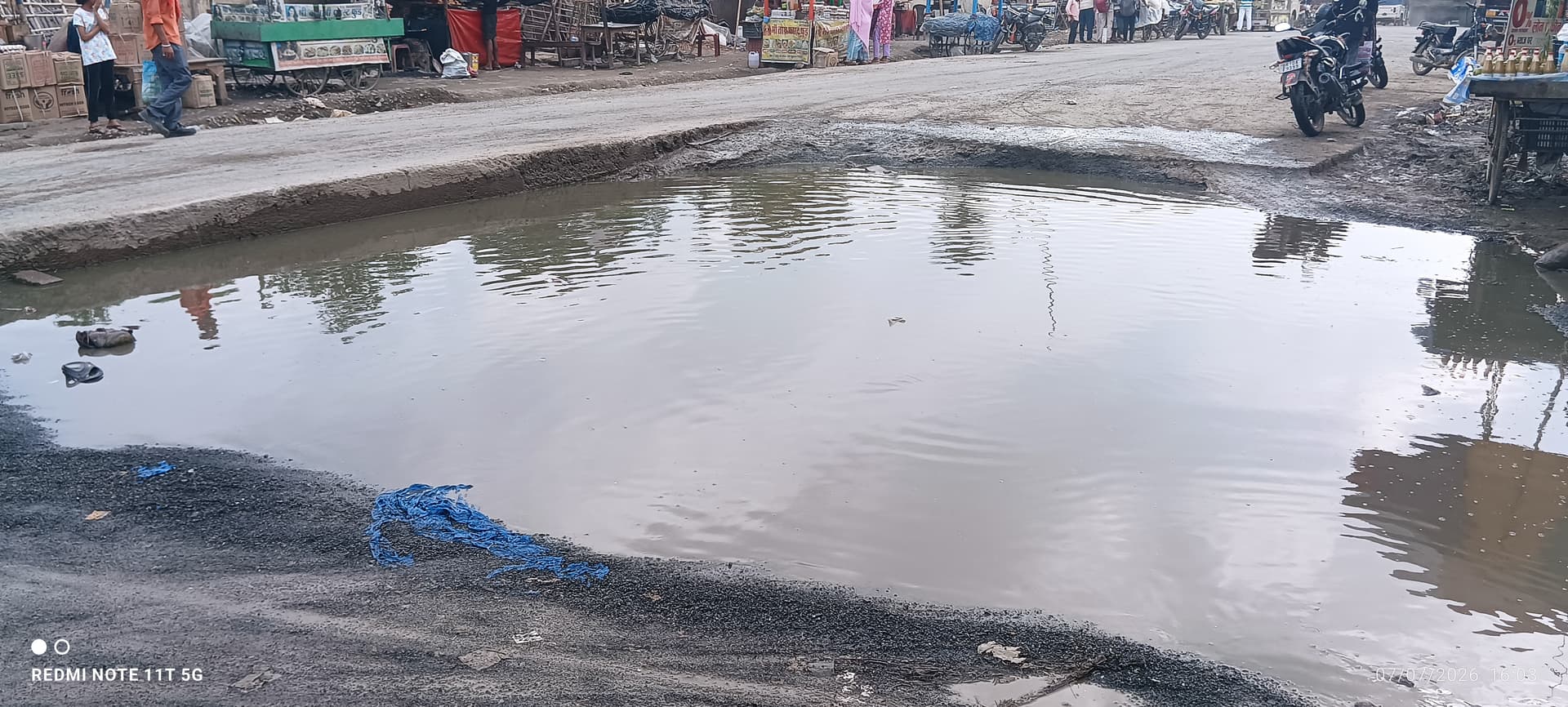 एनएच-80 पर शिवनारायणपुर चौक के पास अधूरी सड़क और जलजमाव से बढ़ी परेशानी: थम रही है वाहनों की रफ्तार