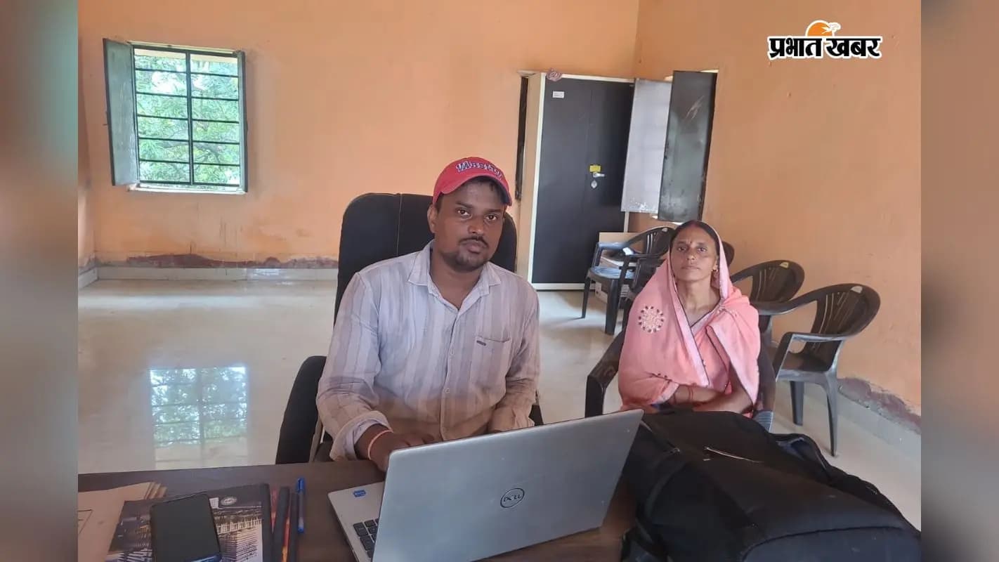 शिविर में आवेदन को ऑनलाइन करने की कोशिश करते कर्मी 