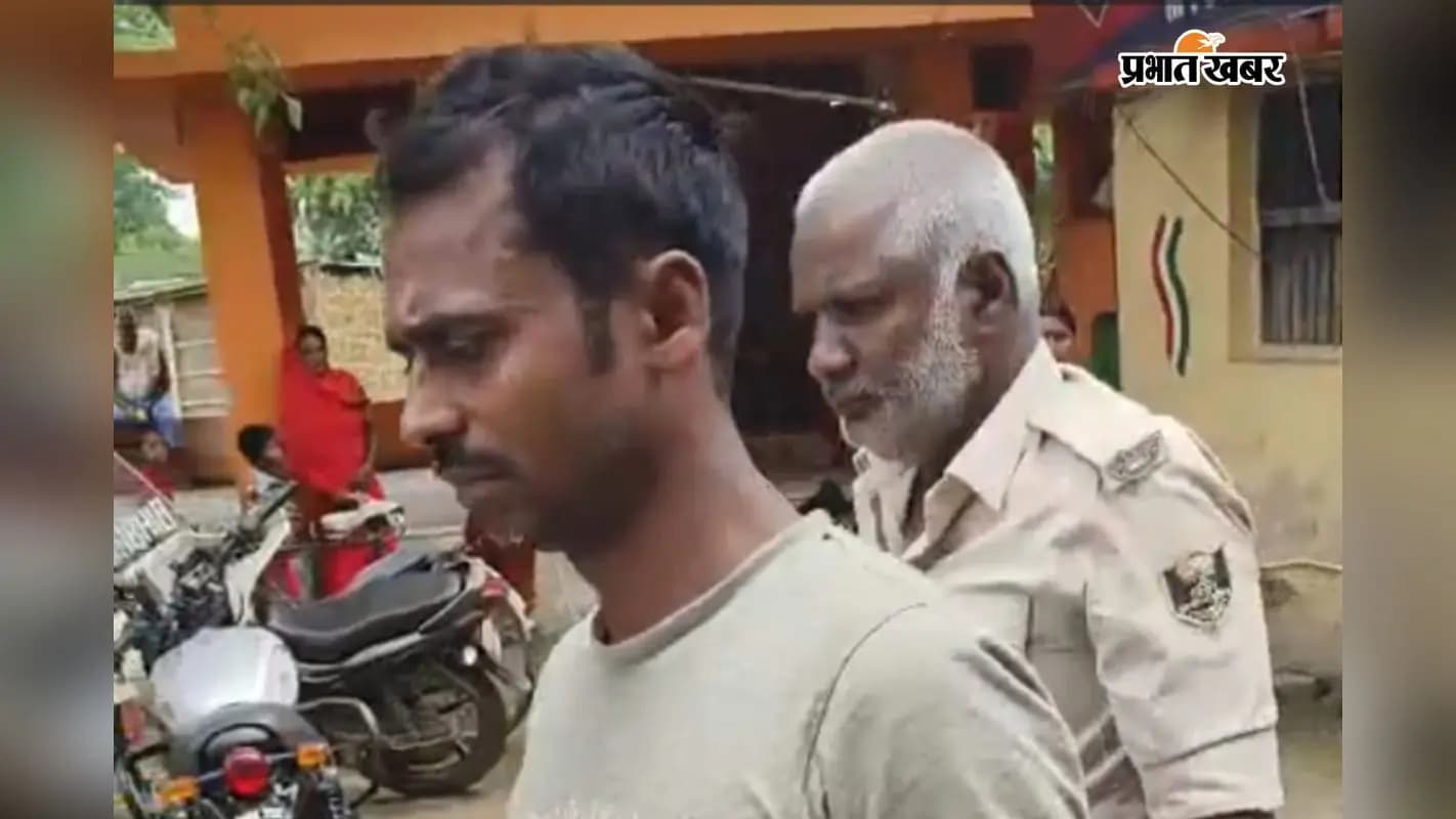 गिरफ्तार अभियुक्त को कोर्ट ले जाते पुलिस कर्मी गिरफ्तार अभियुक्त को कोर्ट ले जाते पुलिस कर्मी