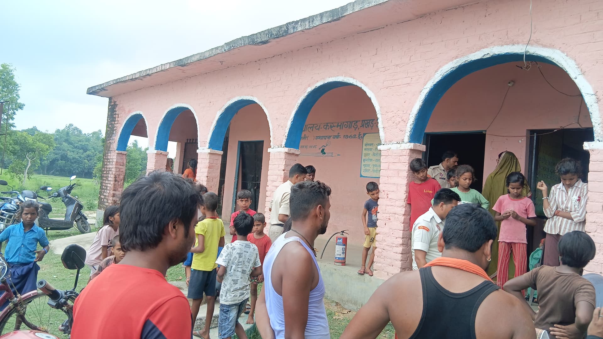 मिड-डे मील बनाते समय स्कूल की रसोई में लगी आग, ग्रामीणों की सूझबूझ से टला बड़ा हादसा