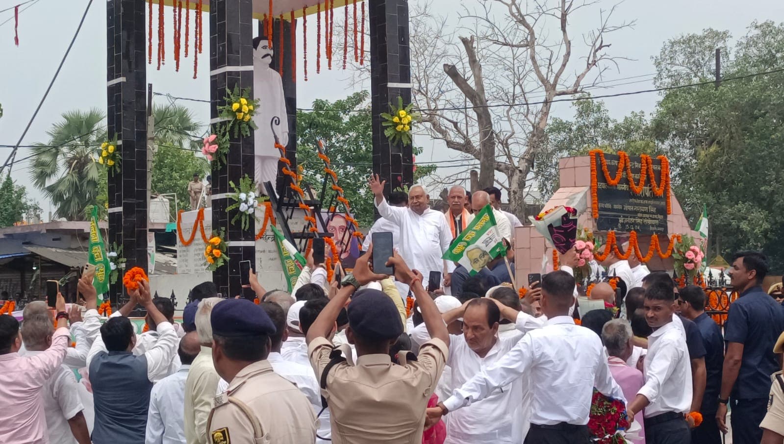 सारण के जलालपुर पहुंचे नीतीश कुमार, कार्यकर्ताओं से की मुलाकात सारण के जलालपुर पहुंचे नीतीश कुमार, कार्यकर्ताओं से की मुलाकात