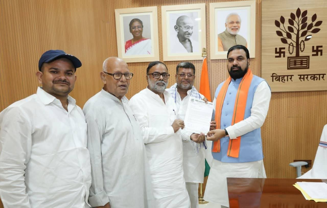 सीएम सम्राट से मिला मढ़ौरा चीनी मिल संघर्ष समिति का प्रतिनिधिमंडल, मिला आश्वासन सीएम सम्राट से मिला मढ़ौरा चीनी मिल संघर्ष समिति का प्रतिनिधिमंडल, मिला आश्वासन
