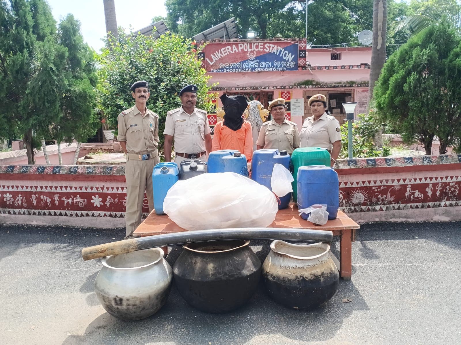पुलिस की छापेमारी में 320 लीटर देसी शराब के साथ अवैध कारोबारी गिरफ्तार