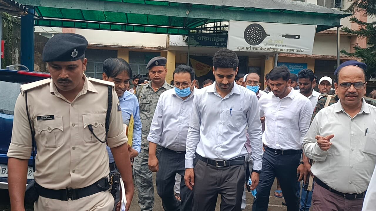 डीएम नवीन कुमार ने सदर अस्पताल का किया औचक निरीक्षण, स्वास्थ्य सेवाओं की गुणवत्ता सुधारने के दिए निर्देशपदाधिकारी