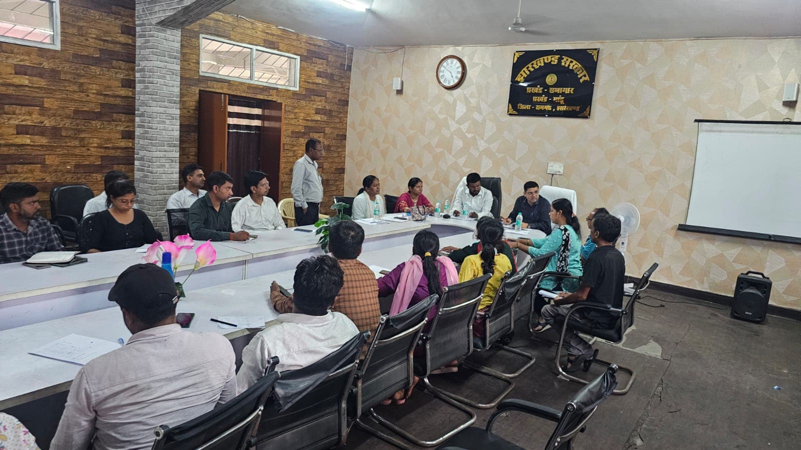 मतदाता सूची विशेष गहन पुनरीक्षण के तहत अधिकारियों ने किया मतदान केंद्रों का निरीक्षण