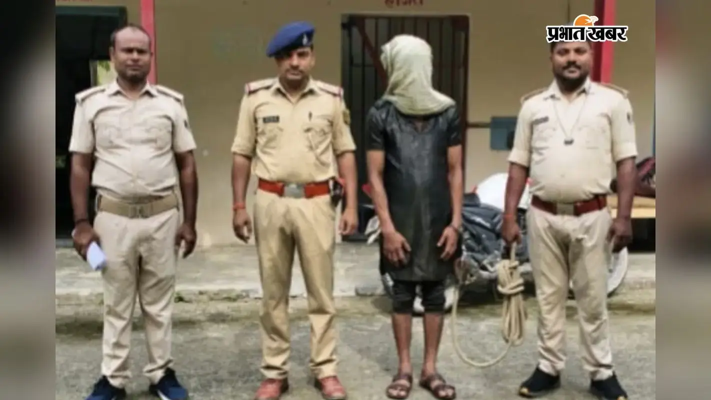  गिरफ्तार आरोपी को बारसोई थाना पुलिस न्यायिक प्रक्रिया के लिए ले जाते हुए