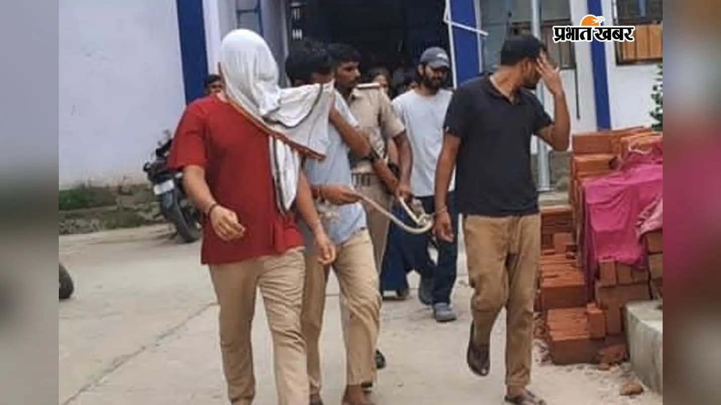मेडिकल जांच के बाद आरोपियों को ले जाती पुलिस. मेडिकल जांच के बाद आरोपियों को ले जाती पुलिस.