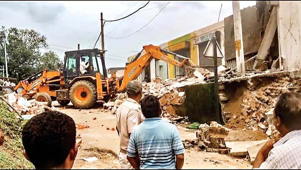 Rourkela News: कटिंग चौक के पास 13 दुकानों पर चला बुलडोजर, सड़क का होगा चौड़ीकरण