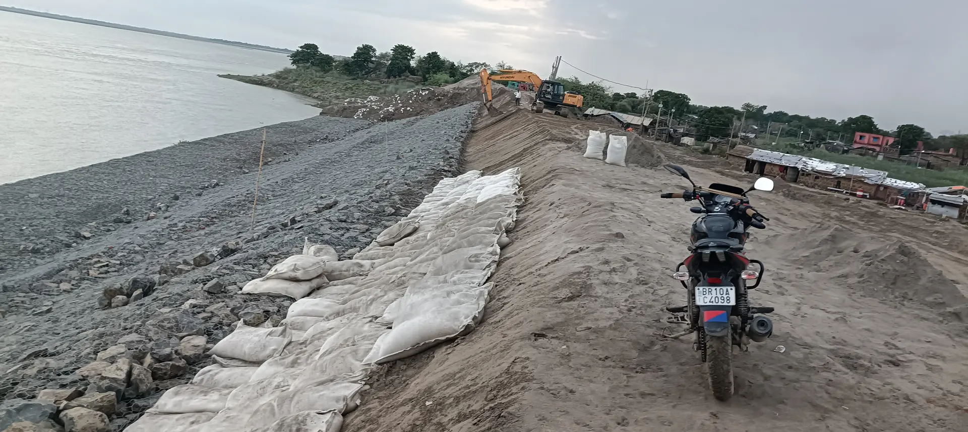गंगा -कोसी नदी जलस्तर में मामूली वृद्धि, कई जगहों पर बांध के निकट पहुंचा पानी, तटबंधों की निगरानी तेज गंगा -कोसी नदी जलस्तर में मामूली वृद्धि, कई जगहों पर बांध के निकट पहुंचा पानी, तटबंधों की निगरानी तेज