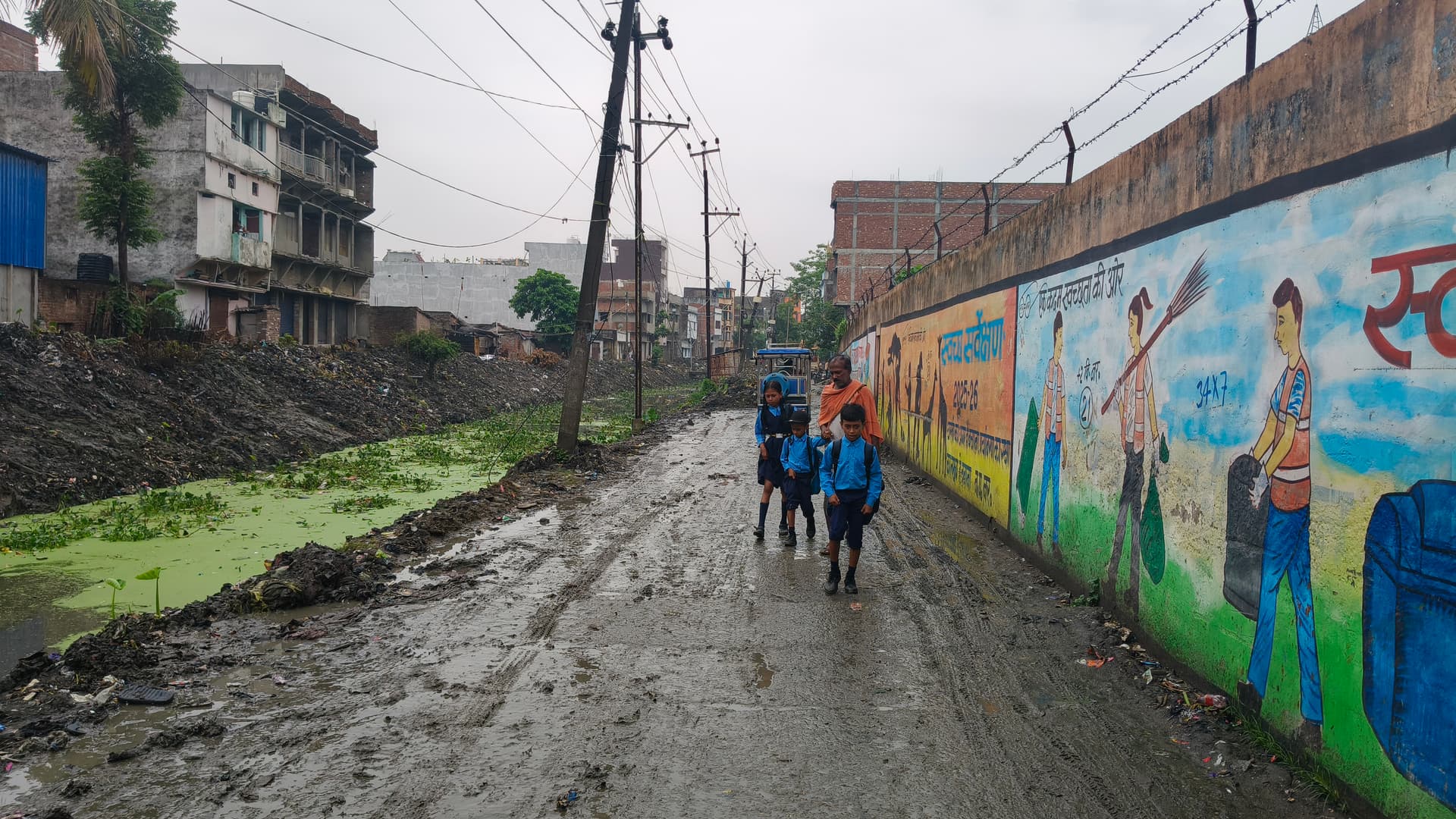 पेज05:बारिश के बाद शहर की सड़को की बिगड़ी सूरत हालात बने नारकीय पेज05:बारिश के बाद शहर की सड़को की बिगड़ी सूरत हालात बने नारकीय