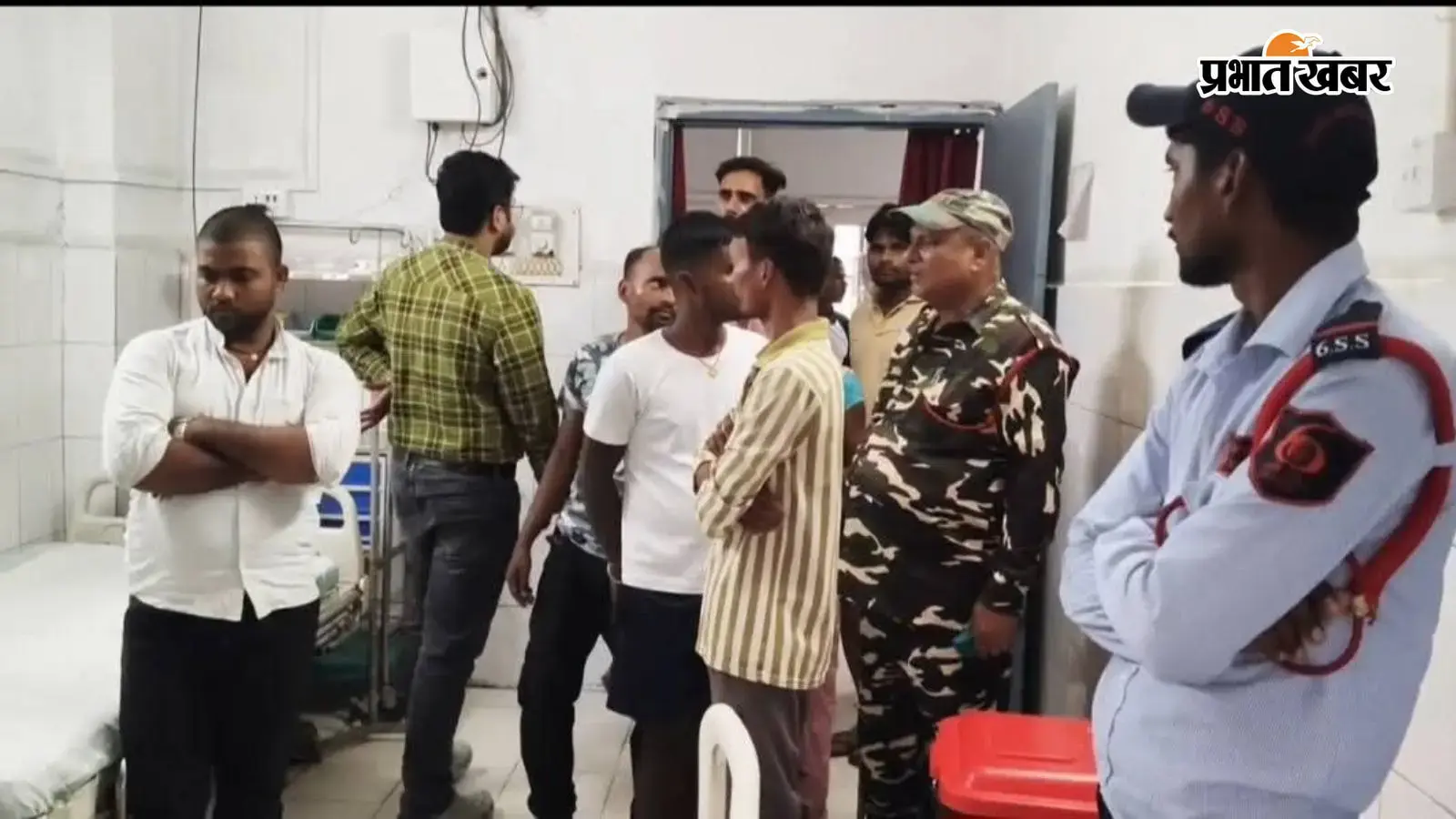 अस्पताल में जुटी लोगों की भीड़ अस्पताल में जुटी लोगों की भीड़