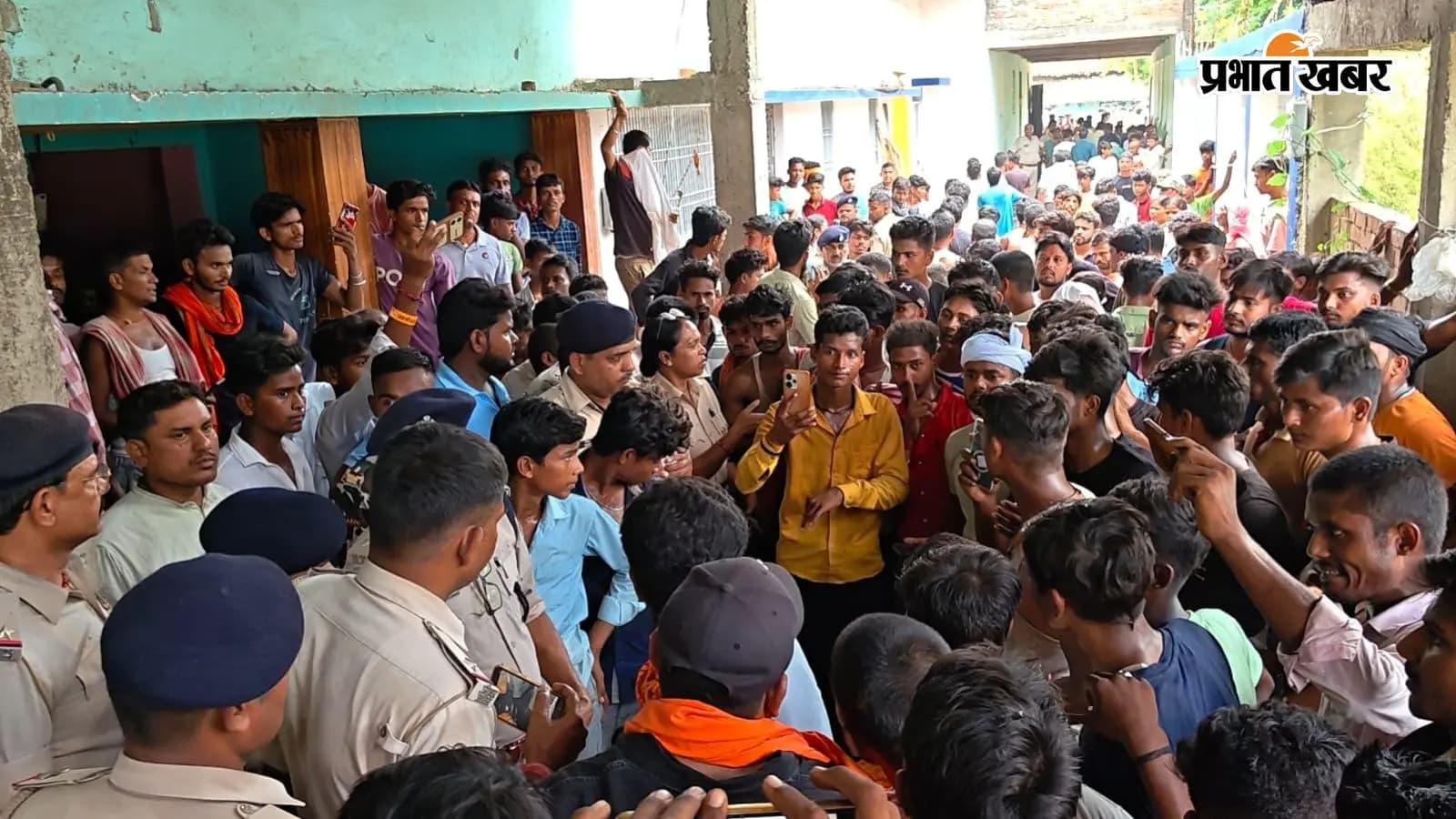 मौके पर जमा हुई भीड़ मौके पर जमा हुई भीड़