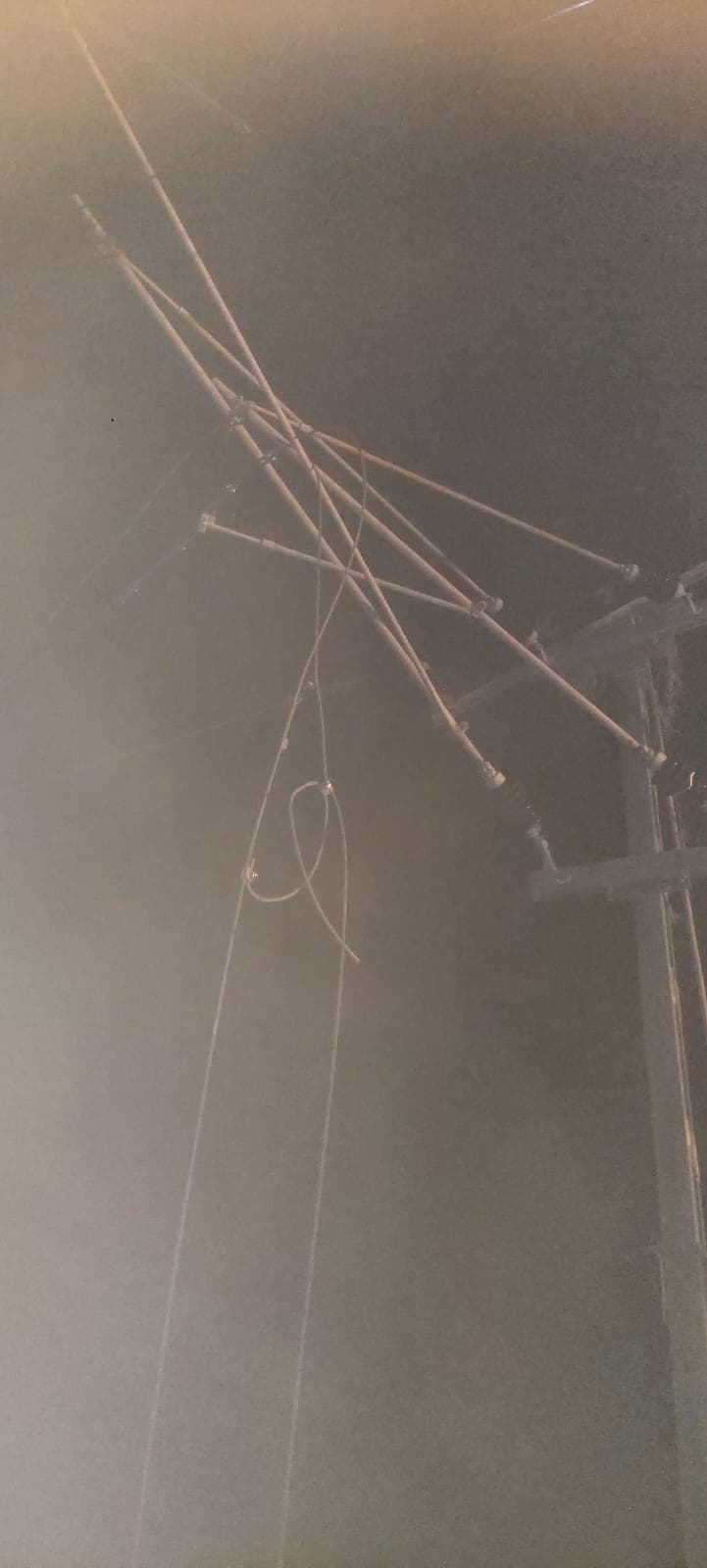 चोरों ने काटा रेलवे का ओवरहेड वायर, 3 घंटा बाधित रहा ट्रेन का परिचालन चोरों ने काटा रेलवे का ओवरहेड वायर, 3 घंटा बाधित रहा ट्रेन का परिचालन