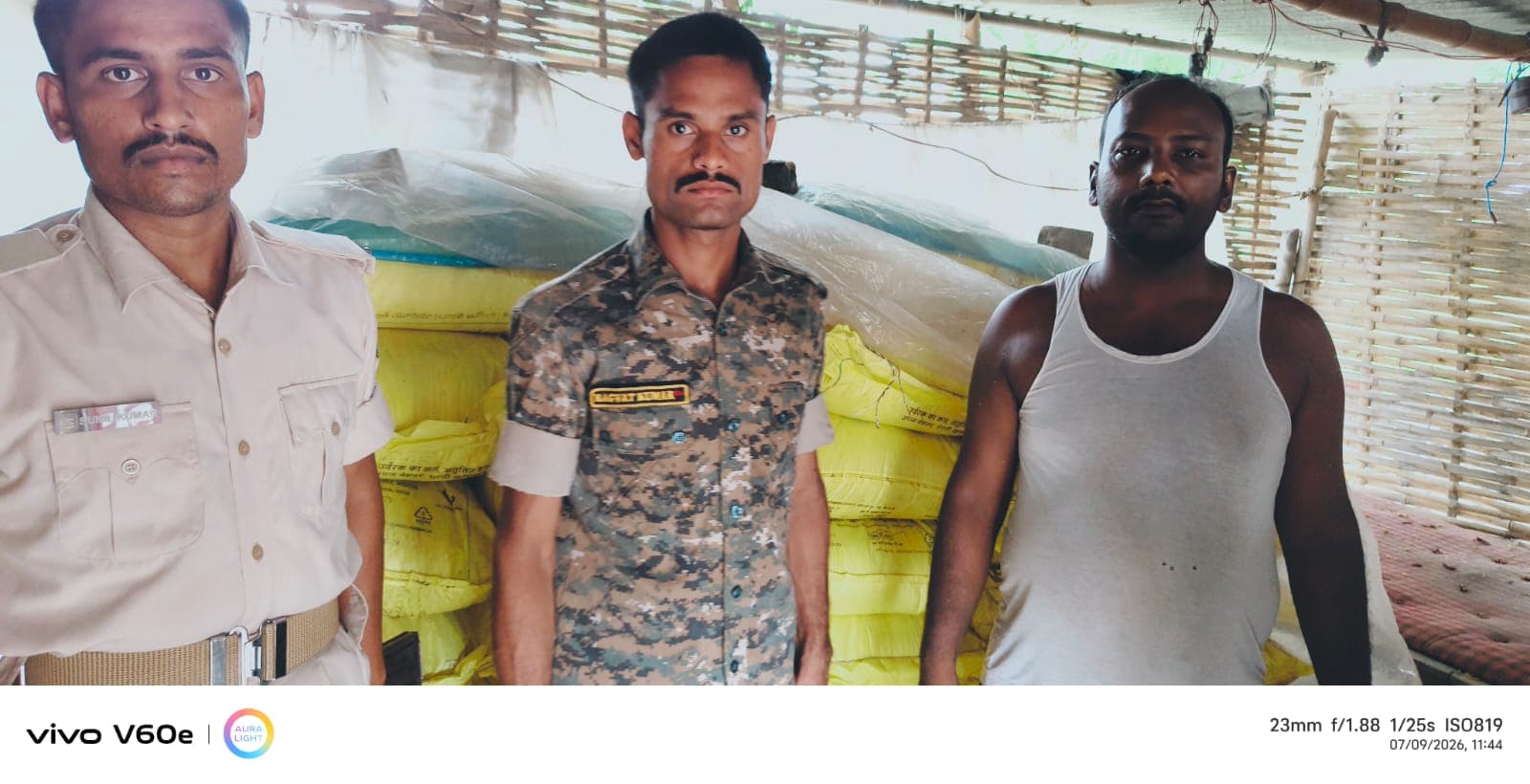 डुमरा में अवैध रूप से भंडारित 65 बोरी यूरिया जब्त, दो गिरफ्तार डुमरा में अवैध रूप से भंडारित 65 बोरी यूरिया जब्त, दो गिरफ्तार