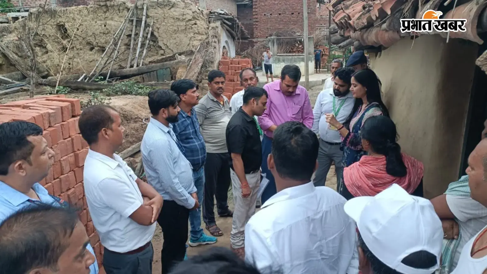  निरीक्षण करते अधिकारी एवं एसडीएम व बीडीओ के साथ अन्य