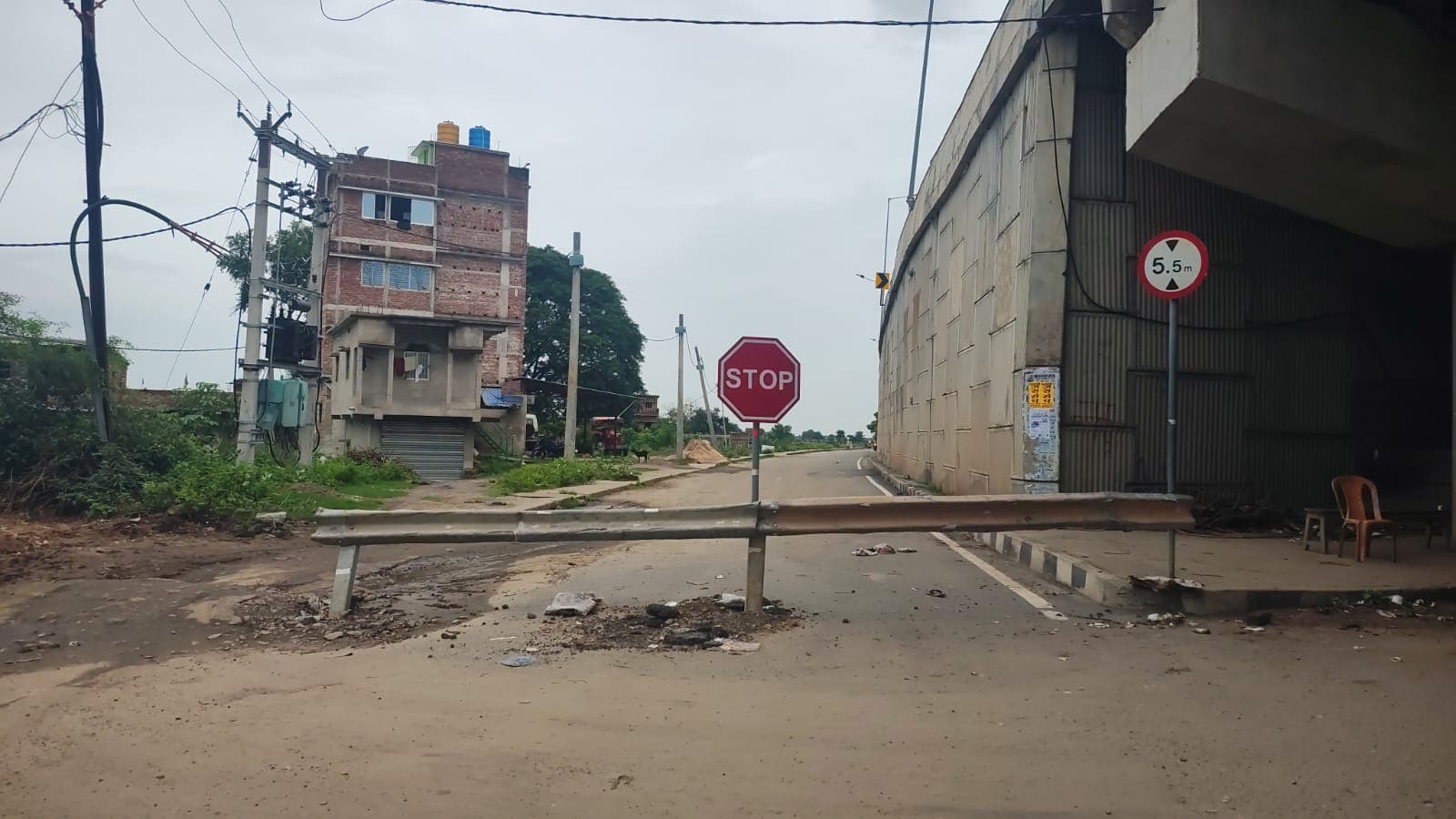 नवादा: रजौली बस स्टैंड पर चार साल से जलजमाव, एनएचएआई की लापरवाही से दुकानदारों की रोजी-रोटी पर संकट