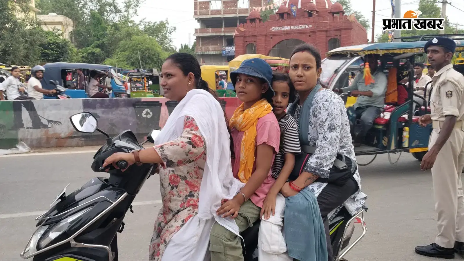 चार सवारी को बैठा कर स्कूटी चला रही महिला 