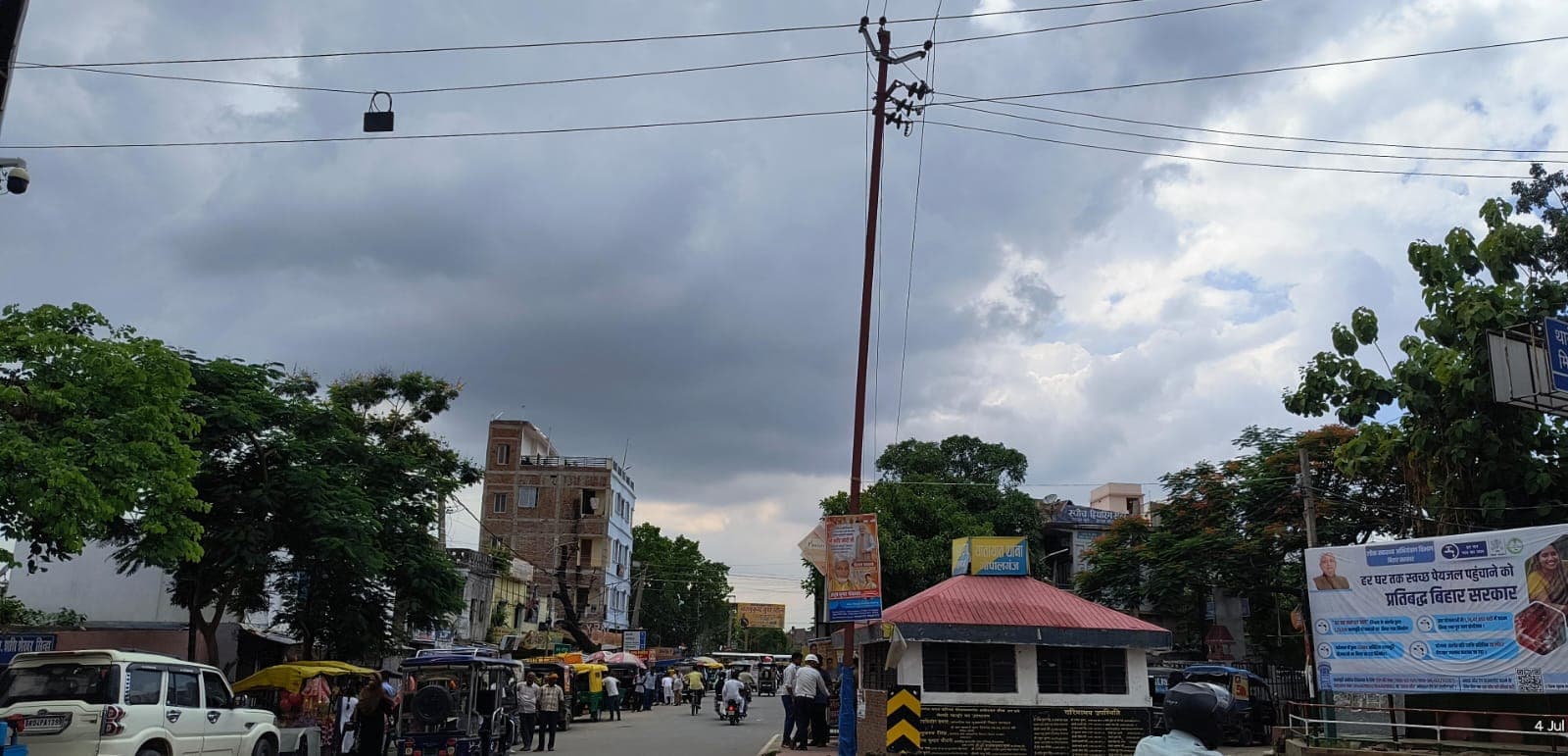 धूप-छांव का चलता रहा खेल, हवा में बढ़ी आर्द्रता से उमस ने किया बेचैन धूप-छांव का चलता रहा खेल, हवा में बढ़ी आर्द्रता से उमस ने किया बेचैन