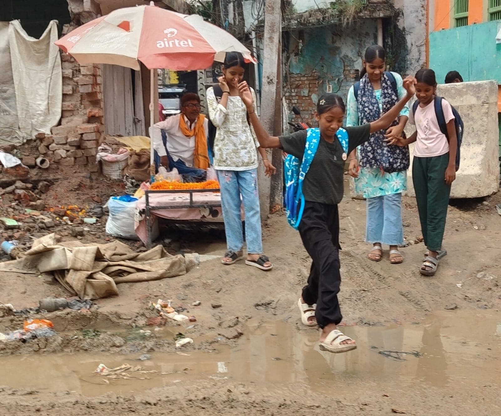 बरसात में निर्माण ने पकड़ी रफ्तार, लेकिन आवागमन पर लगी ब्रेक बरसात में निर्माण ने पकड़ी रफ्तार, लेकिन आवागमन पर लगी ब्रेक