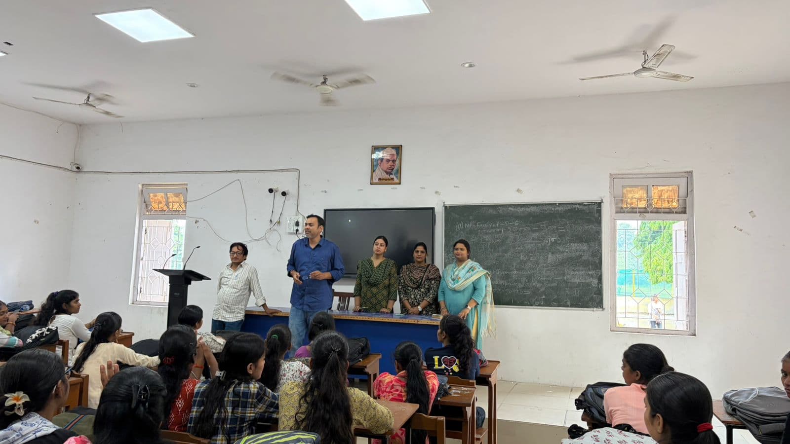 इंटर्नशिप प्रोग्राम किताबी ज्ञान से व्यावहारिक कौशल तक की यात्रा इंटर्नशिप प्रोग्राम किताबी ज्ञान से व्यावहारिक कौशल तक की यात्रा