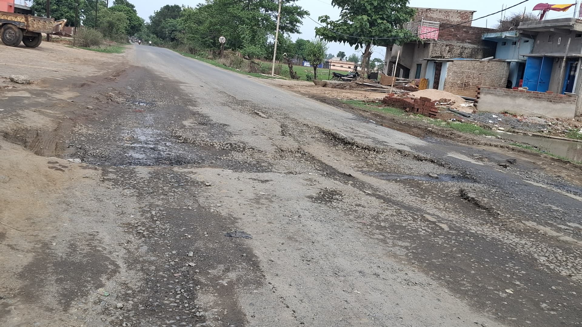 शाहपुर-गढ़वा मार्ग का खस्ताहाल, सड़क पर गड्ढा बना जानलेवा