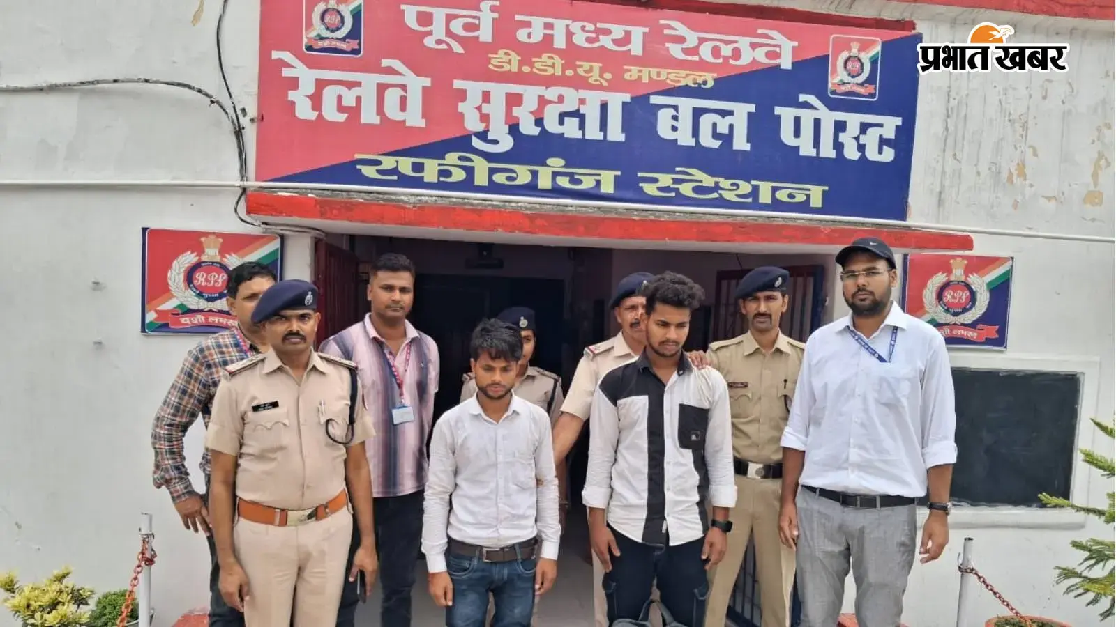 पुलिस गिरफ्त में तस्कर। पुलिस गिरफ्त में तस्कर।