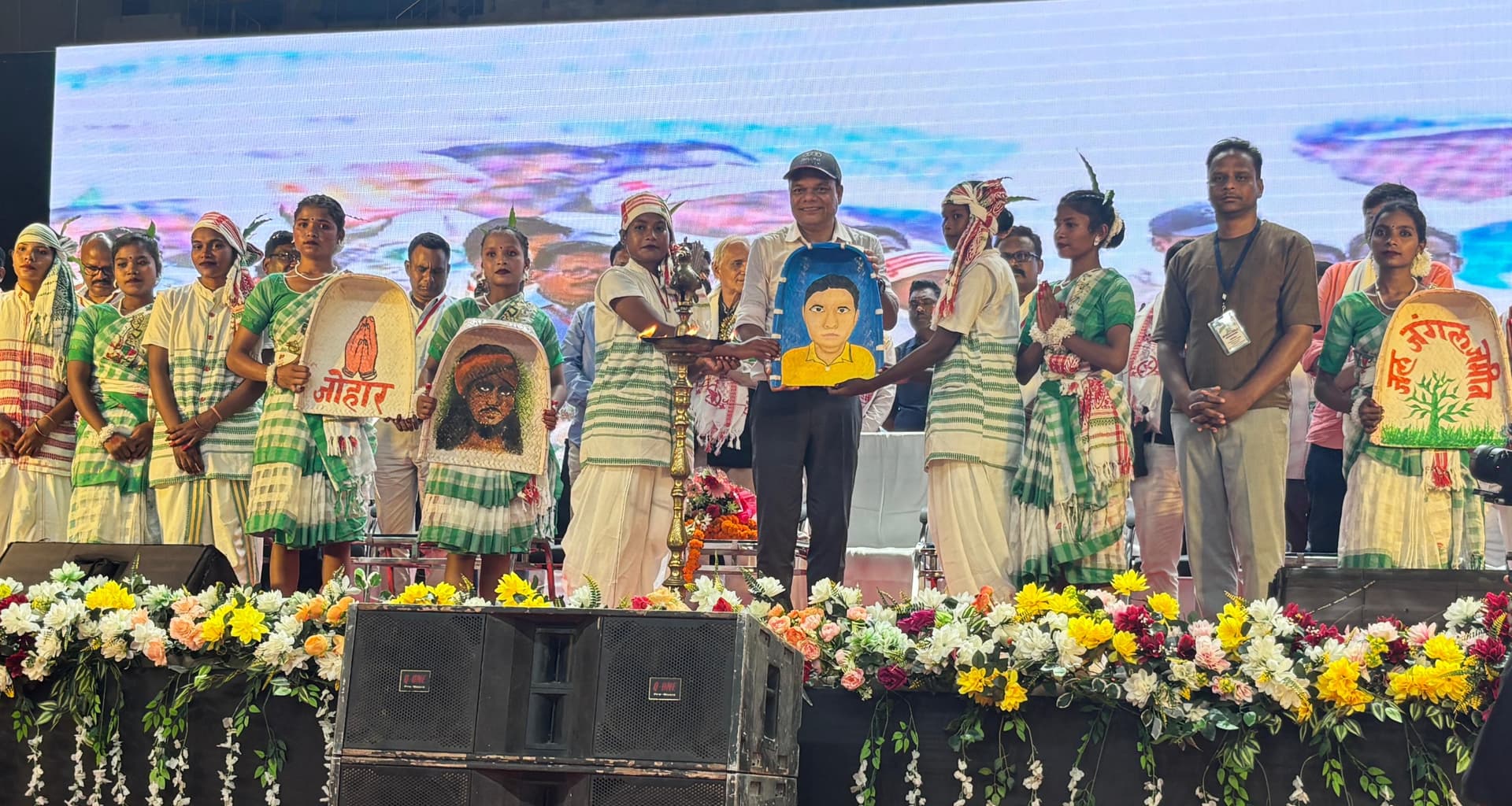 हजारों लोगों के महाजुटान में गूंजी जनजातीय संस्कृति की गूंज, मंत्री चमरा लिंडा ने की हस्ती मुखी के प्रयासों की सराहना हजारों लोगों के महाजुटान में गूंजी जनजातीय संस्कृति की गूंज, मंत्री चमरा लिंडा ने की हस्ती मुखी के प्रयासों की सराहना