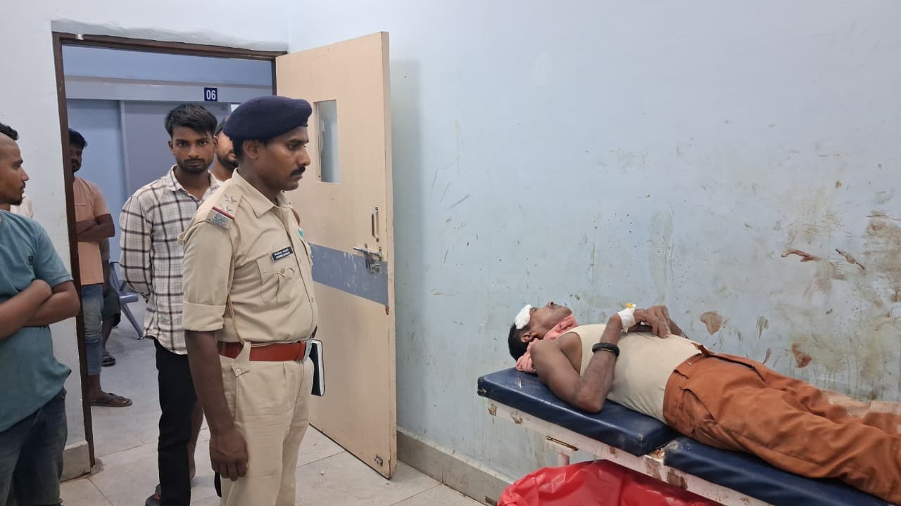 जमीन कब्जाने के विवाद में पिता-पुत्र पर लाठी-डंडों से हमला, दोनों घायल