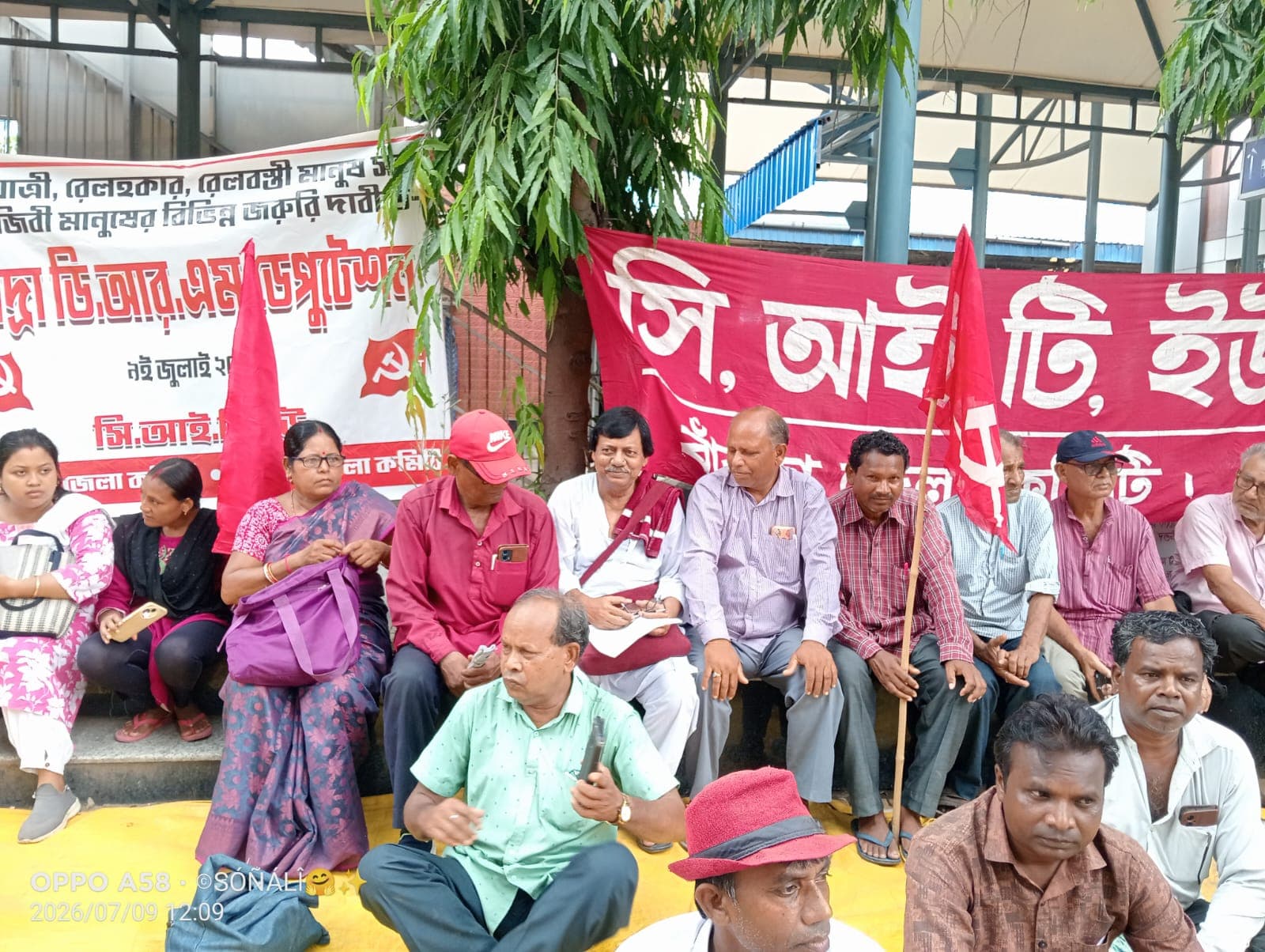 आद्रा डीआरएम कार्यालय के समक्ष सीटू का प्रदर्शन, ट्रेनों की समयबद्धता और हॉकर्स के पुनर्वास सहित कई मांग पर सौंपा ज्ञापन।