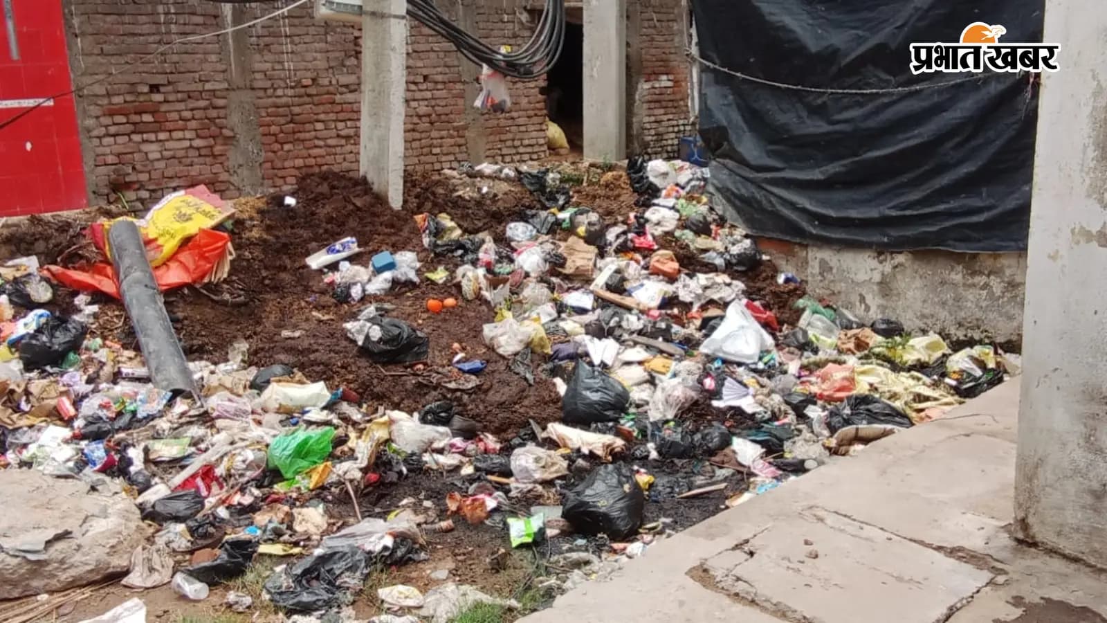 सामुदायिक भवन बना कूड़ाघर